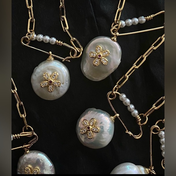 24K gold plated chain with natural pearl and cubic zirconia stone flower 🌸 - Picture 2 of 3